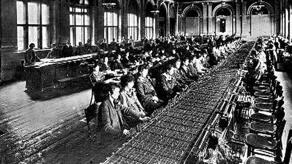 Switchboard tables of the central telephone office in Vienna around 1920