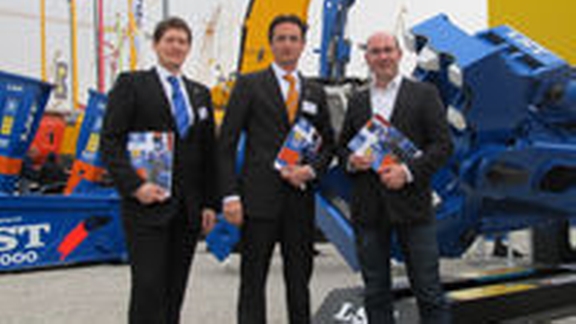 David Bernhart und Michael Schwienbacher von der LST Group mit Stefan Ruther, censhare, auf der Bauma 2010